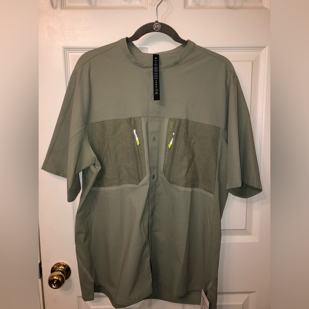 Lululemon Water-Repellent Short Sleeve Shirt Size Large Green